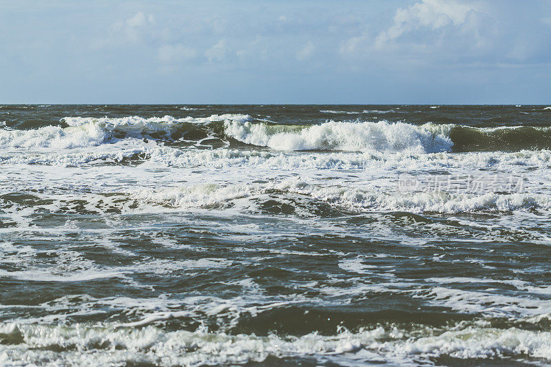 在丹麦/欧洲的北海，暴风雨和泡沫的海浪